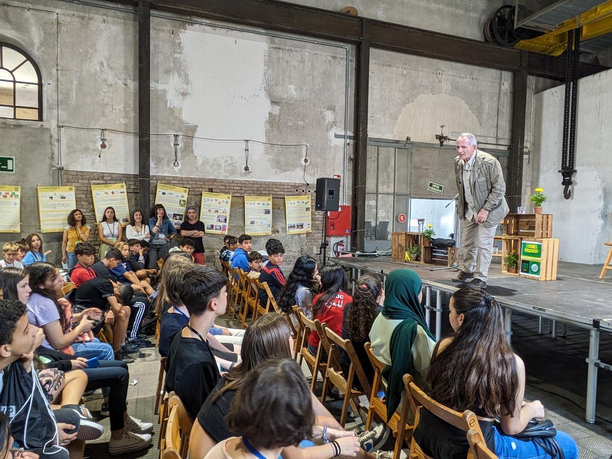 Pep Parés parlant amb els alumnes durant la sessió a l'Anònima