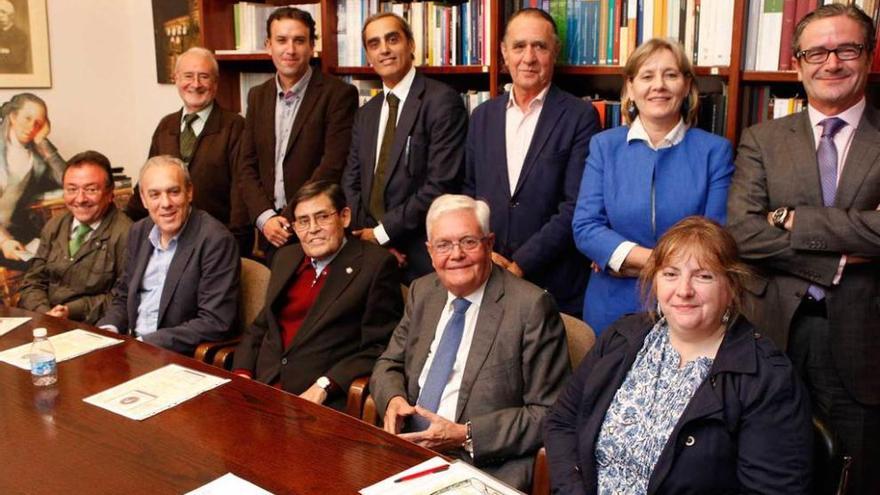 La junta directiva de la institución, al completo.