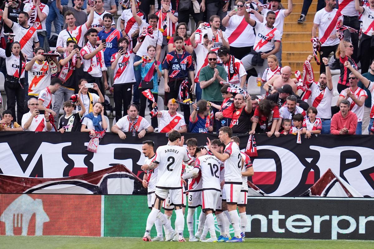Los jugadores del Rayo celebran el gol de Unai López contra el AEK.
