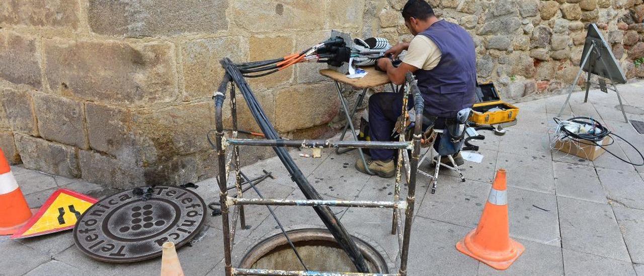 Un operario, arreglando los cables que mordieron las ratas en Plasencia.