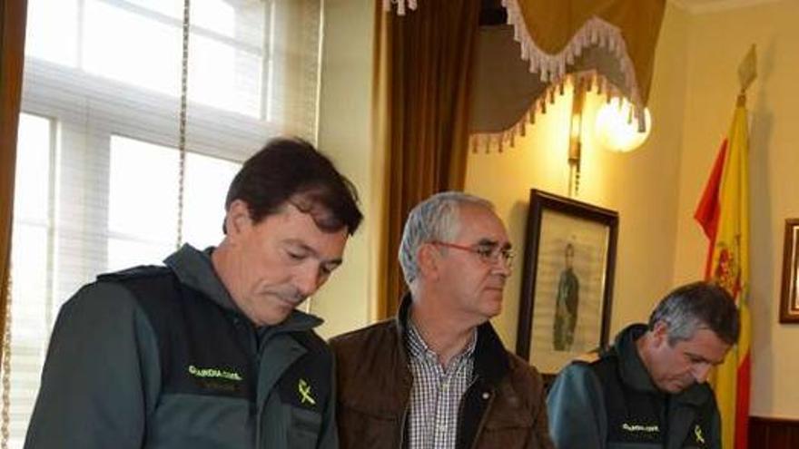 Mandos de la Guardia Civil, con el alcalde Jorge Canda.