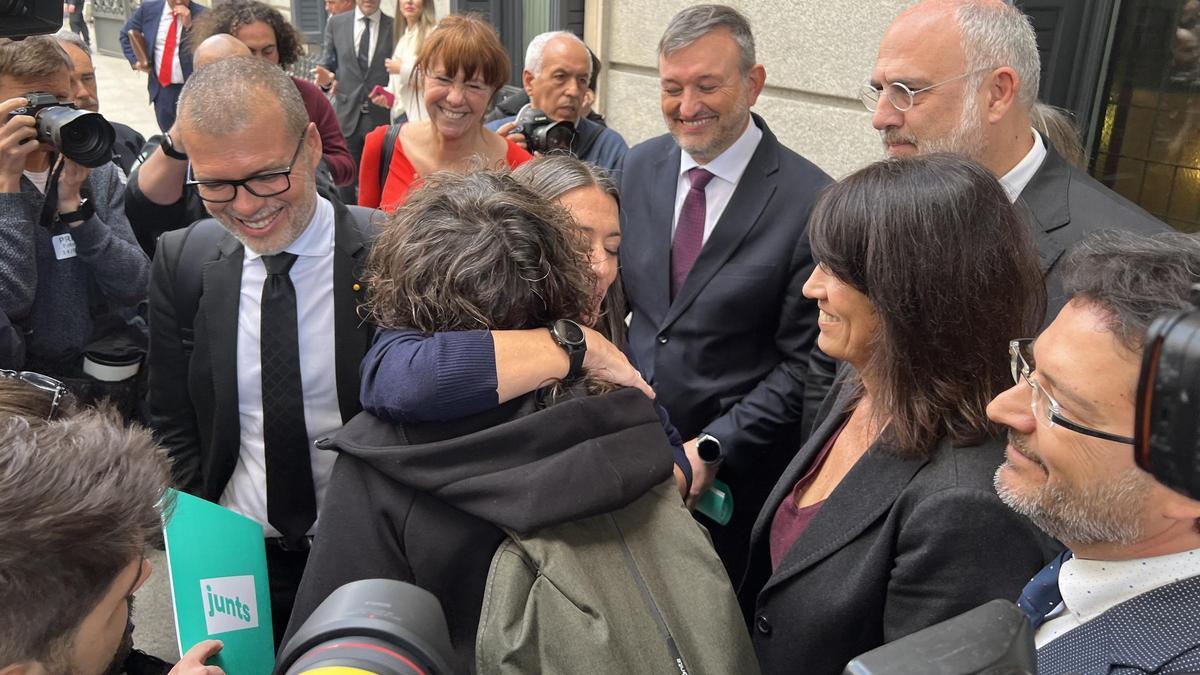 Les diputades d'ERC al Congrés, Teresa Jordà, abraça a la portaveu de Junts, Míriam Nogueras, després de la votació de l'amnistia