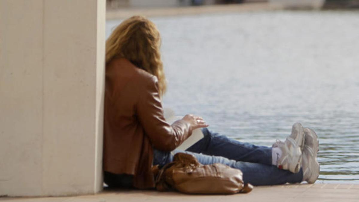Una mujer se relaja leyendo un libro
