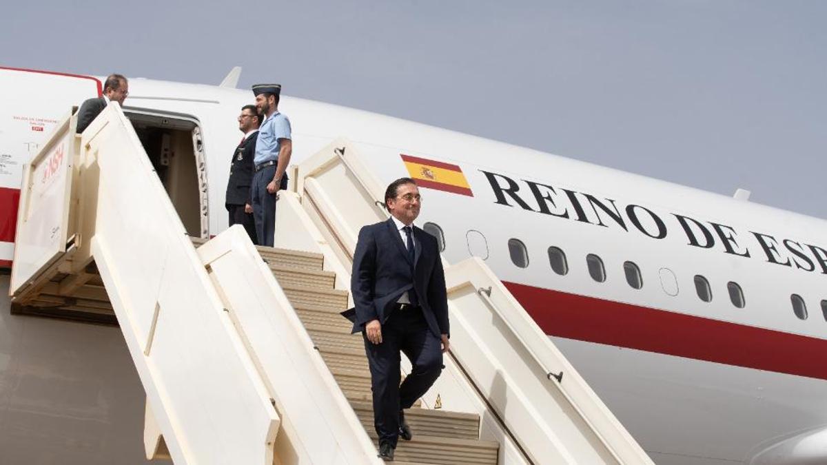 El ministro de Exteriores José Manuel Albares baja del avión oficial