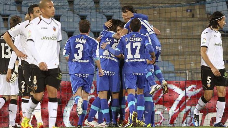 Los jugadores del Getafe celebran el gol de Pedro Ríos ante la desolación valencianista.