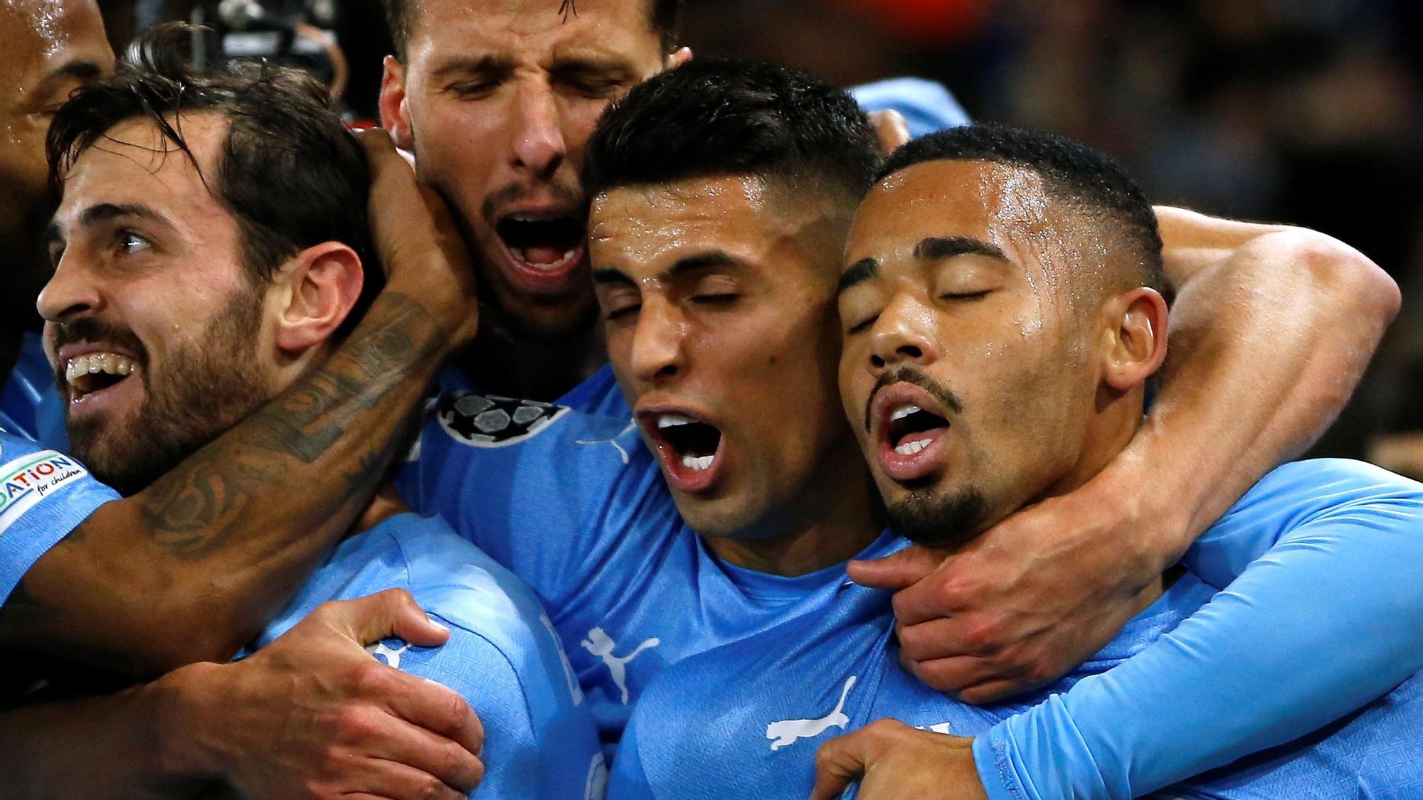 Los jugadores del City se abrazan tras el segundo gol, obra de Gabriel Jesus, a la derecha.