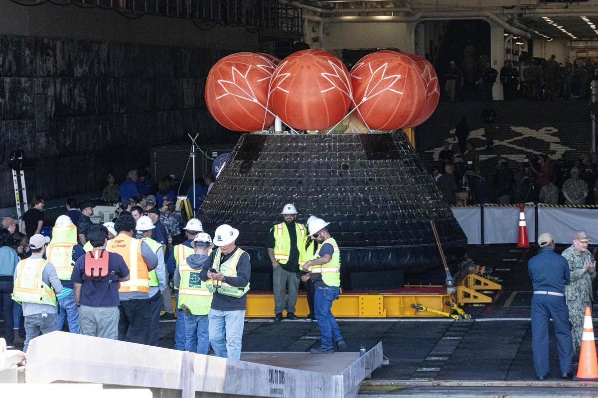 La cápsula espacial Orion se exhibe en la cubierta de pozo del USS John P. Murtha en San Diego, California, EE. UU. La cápsula espacial Orion se exhibe en la cubierta de pozo del USS John P. Murtha en San Diego, California, EE. UU.