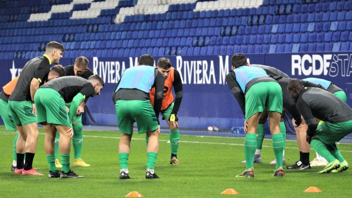 Los jugadores del Cornellà, durante un calentamiento