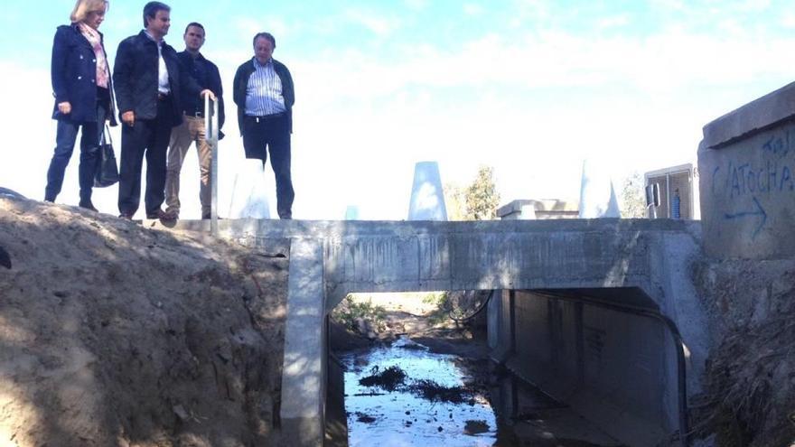 Obras para sustituir un puente roto en la Almenara