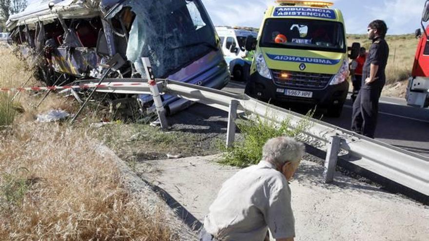 Nueve muertos y seis heridos graves al salirse de la vía un autobús en Ávila