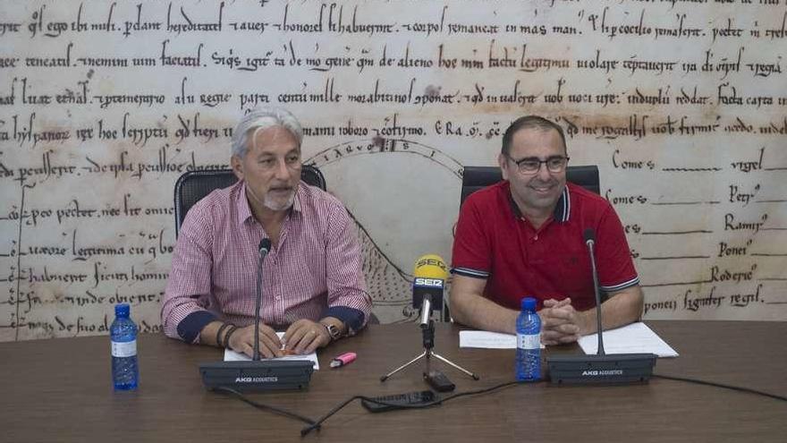 Los concejales Manuel Burón y Fernando Marcos en su comparecencia de prensa.