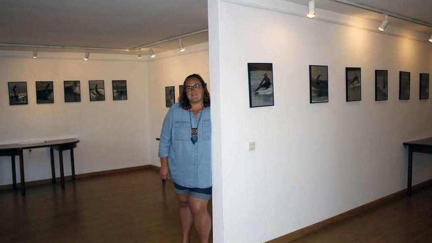 Laura Bañuelos, junto a algunas de las fotografías que muestra en Colunga.