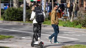 Barcelona multa 452 usuaris de patinet aquest cap de setmana
