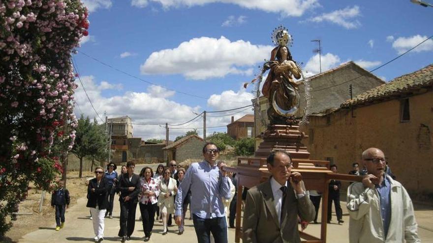 La procesión durante el recorrido por las calles de la localidad.