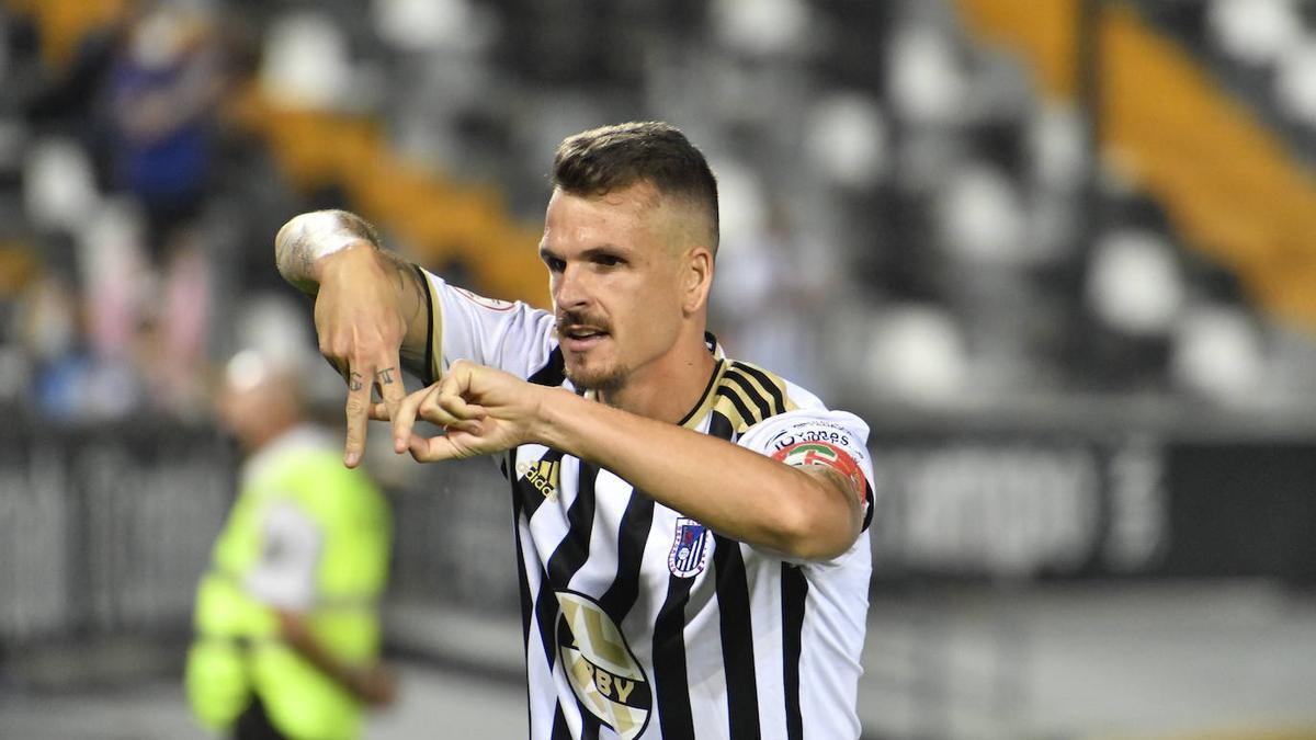 José Pardo, durante un partido con el Badajoz