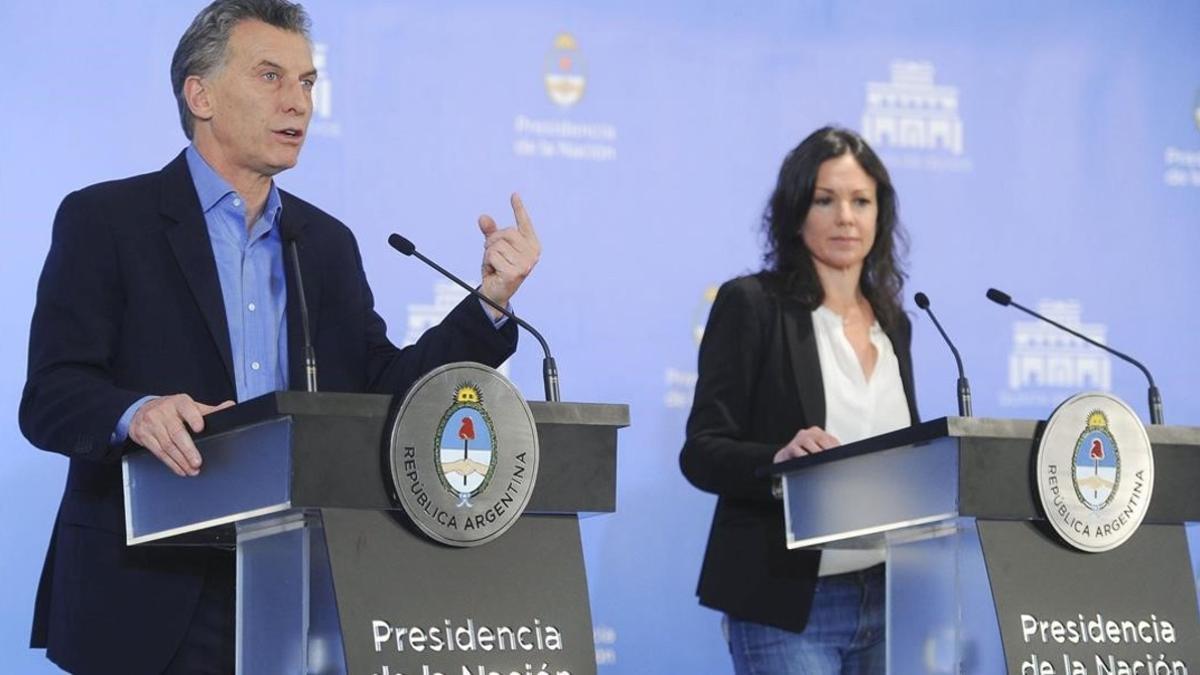 Macri (izq) habla durante una rueda de prensa junto a la ministra de Desarrollo Social, Carolina Stanley, este miércoles, en Buenos Aires.