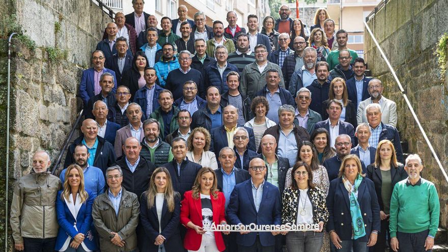 Baltar ayer, en primera fila con los 92 candidatos y candidatas del PP a todos los concellos de la provincia de Ourense. | // ALBERTE PAZ