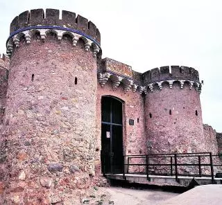 Explorar Onda entre torreones y calles empedradas