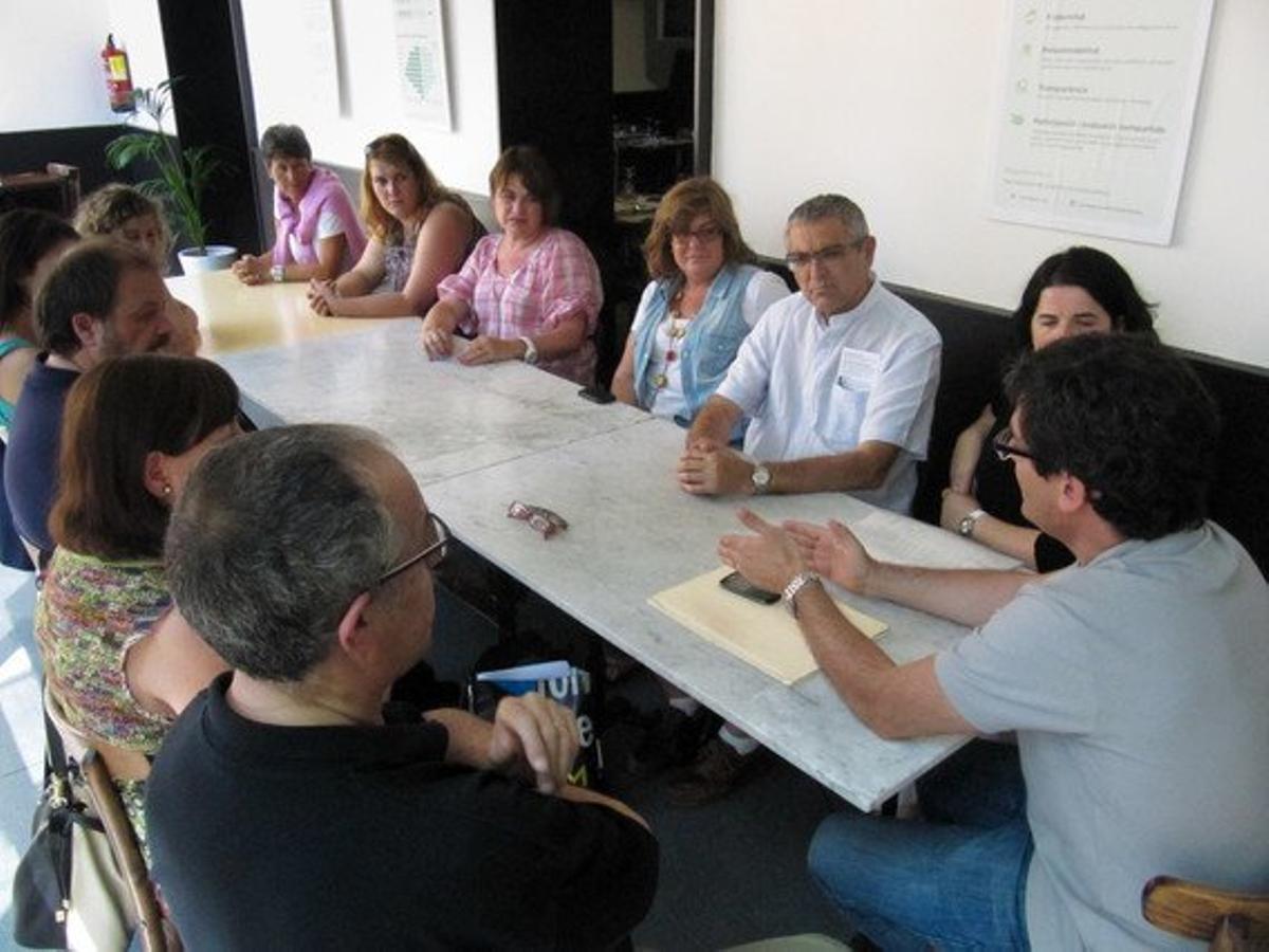 Imatge de la visita de diversos Bancs dels Temps catalans al restaurant social La Trobada de Terrassa, divendres passat. Imatge de la visita de diversos Bancs dels Temps catalans al restaurant social La Trobada de Terrassa, divendres passat.