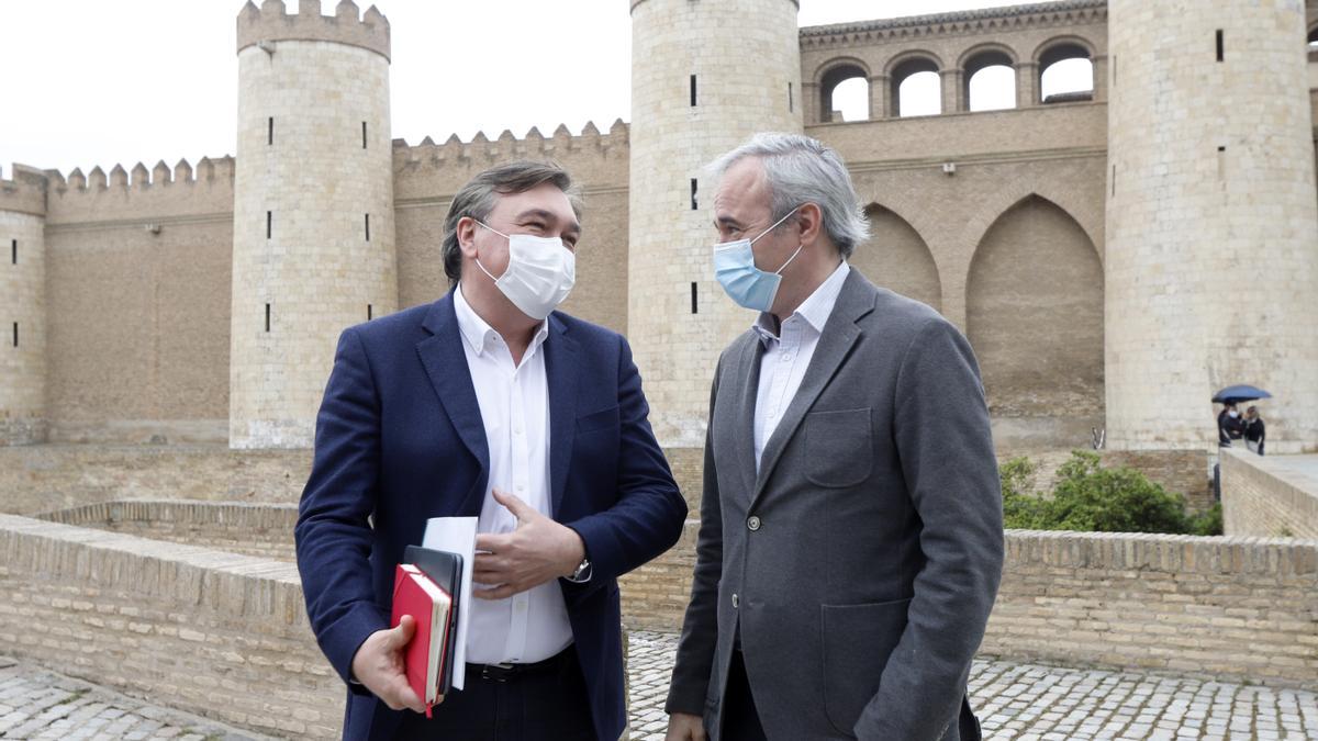 Tomás Guitarte (Teruel Existe) y Jorge Azcón (PP), junto a La Aljafería con motivo de un encuentro mantenido en abril de 2022,