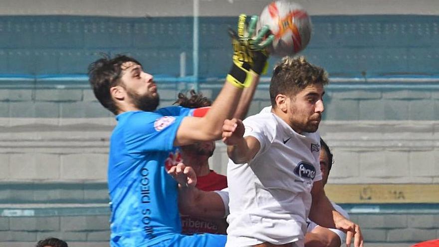Coke, en una acción del partido contra el Silva. | // CARLOS PARDELLAS