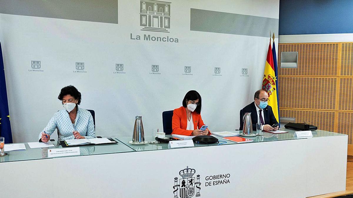 Las ministras de Educación y Sanidad y el ministro de Planificación Territorial ayer durante la reunión. | | EFE