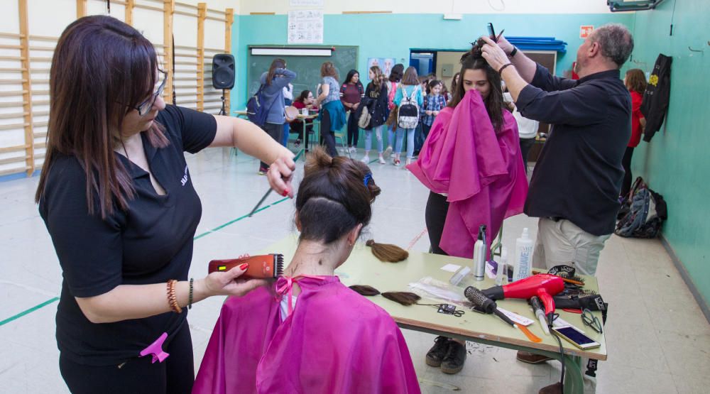 El Instituto Cabo de la Huerta conmemora el Día de la Mujer recaudando cabello y donativos