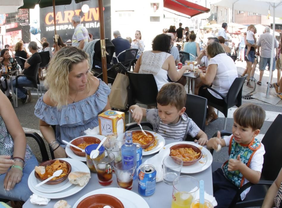 Los vecinos salen a "tapear" por la ciudad durante su tradicional fiesta gastronómica.