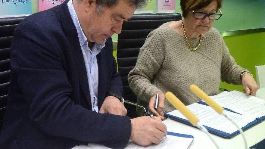 El alcalde y la presidenta de la AECC firman el convenio. // Rafa Vázquez