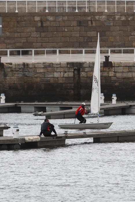 Rescatan a un regatista en aguas del puerto deportivo de Gijón