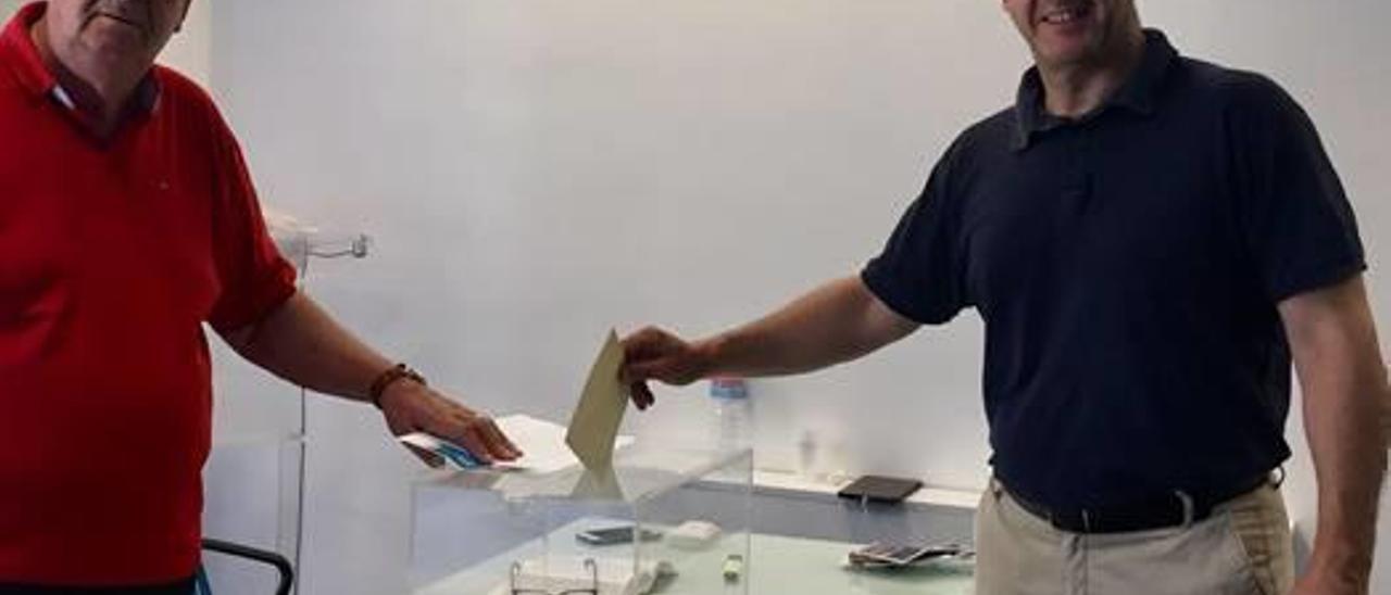 Sergio Muniesa en la votación.