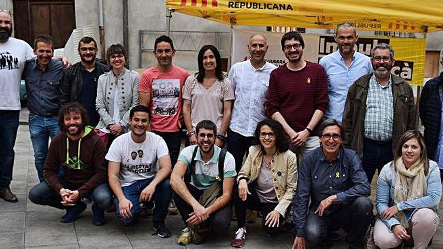 Part dels alcaldables republicans al Berguedà a la plaça del Forn de Berga, ahir