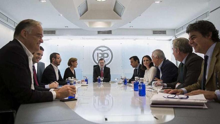 Mariano Rajoy, al fondo, preside la reunión del Comité de Dirección del PP. // Efe