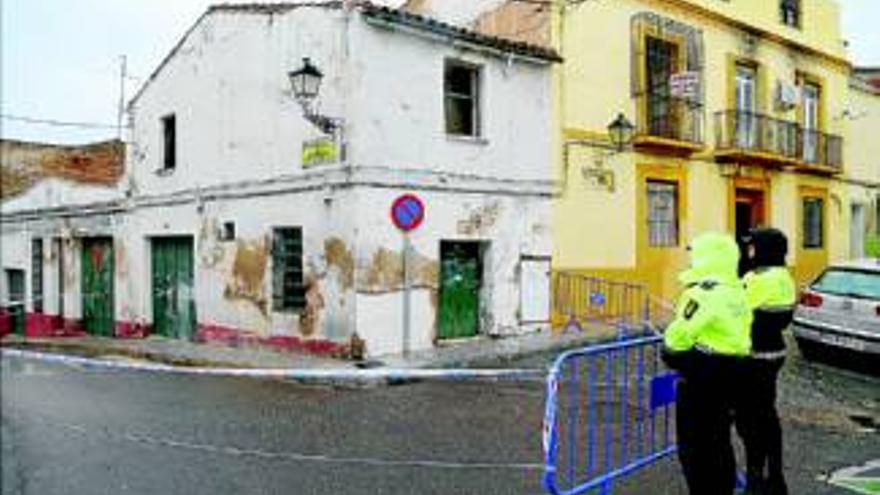 Se cae la techumbre de una casa abandonada por la lluvia