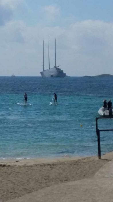 El yate, fondeado en ses Figueretes