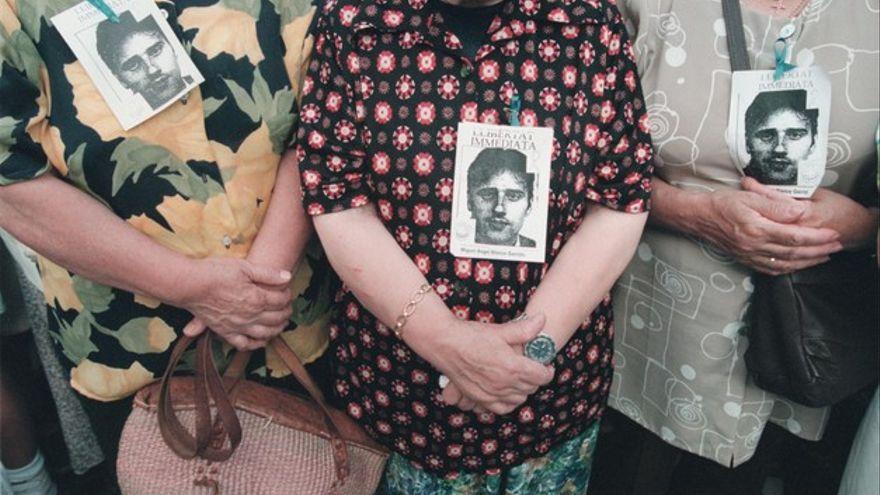 Manifestantes en Plaça Sant Jaume (Barcelona) para pedir la liberación de Miguel Ángel Blanco, en 1997.