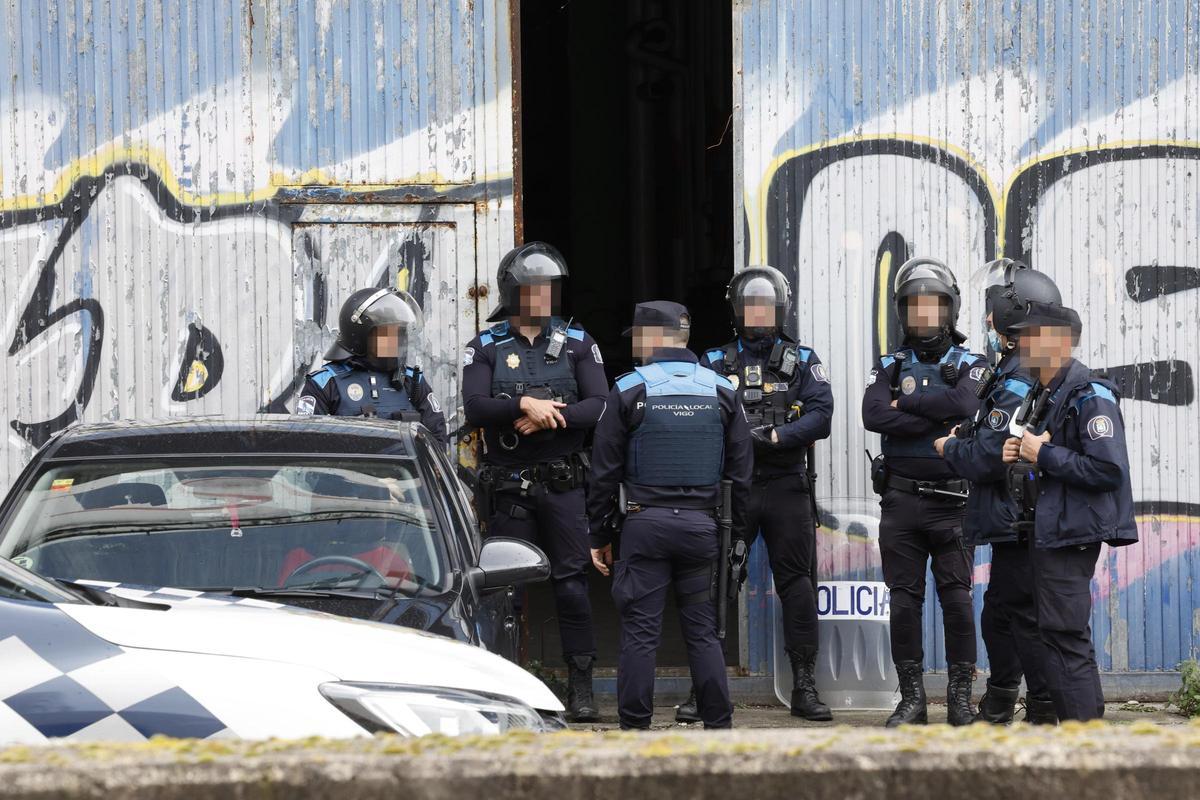 Desalojo en la nave abandonada en Vigo de la antigua Pescanova