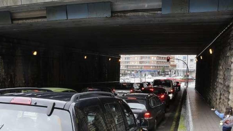 Retenciones en el paso bajo el puente de la calle Nicolás Soria, que será ampliado.