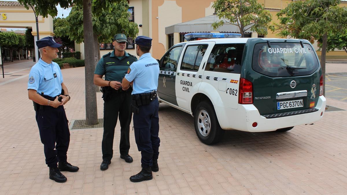 Un guardia civil con gendarmes franceses, durante una patrulla mixta en Mallorca.