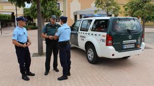 Un guardia civil con gendarmes franceses, durante una patrulla mixta en Mallorca.