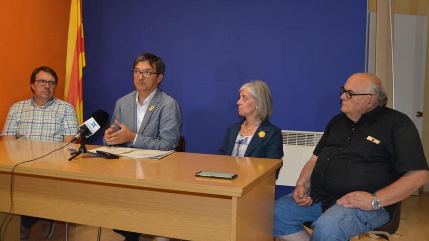 Per l&#039;esquerra Pau Besa, Ramon Minoves, Maria Antònia Ortega i Jordi Travé, regidors del PDeCAT de Berga, presentant al seva proposta de pressupost