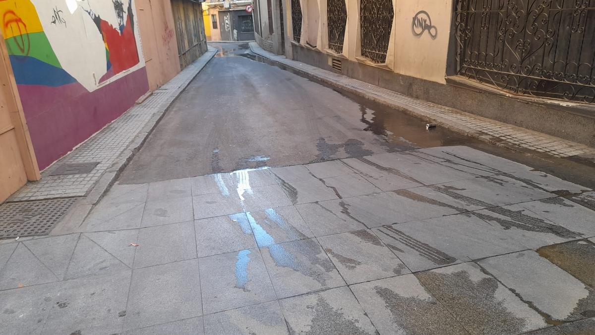 El agua recorre la calle después de la rotura en la red de abastecimiento.