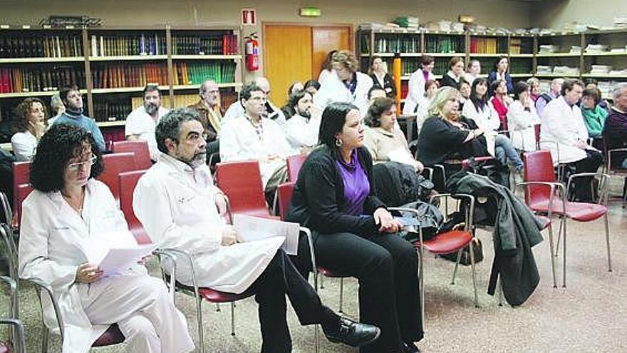 Asistentes a las jornadas de calidad, ayer, en el centro hospitalario.