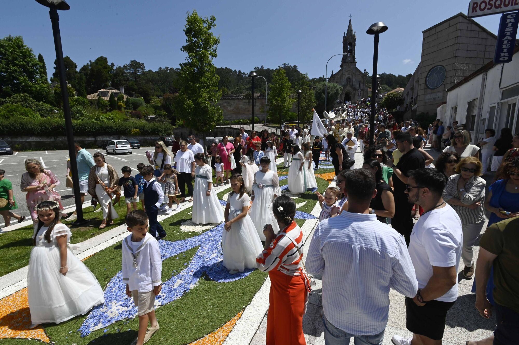Los más de mil alfombristas de Gondomar desplegaron imaginación
con diseños tan curiosos como un retrato de David Bowie