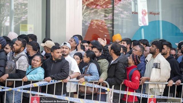 Cua per als tràmits de la regularització d’immigrants a l’oficina d’atenció ciutadana de la plaça de Sant Miquel de Barcelona.