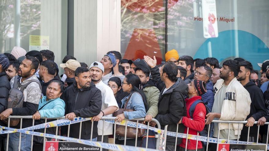 Catalunya superarà les 150.000 sol·licituds de regularització d’immigrants: els ajuntaments han emès 60.000 informes de vulnerabilitat