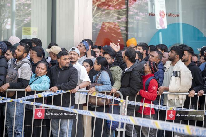 Catalunya superarà les 150.000 sol·licituds de regularització d’immigrants: els ajuntaments han emès 60.000 informes de vulnerabilitat