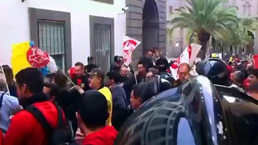 Protesta de funcionarios en las Casas Consistoriales