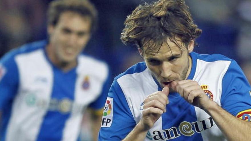 El centrocampista del RCD Espanyol Joan Verdú celebra su gol al Granada.