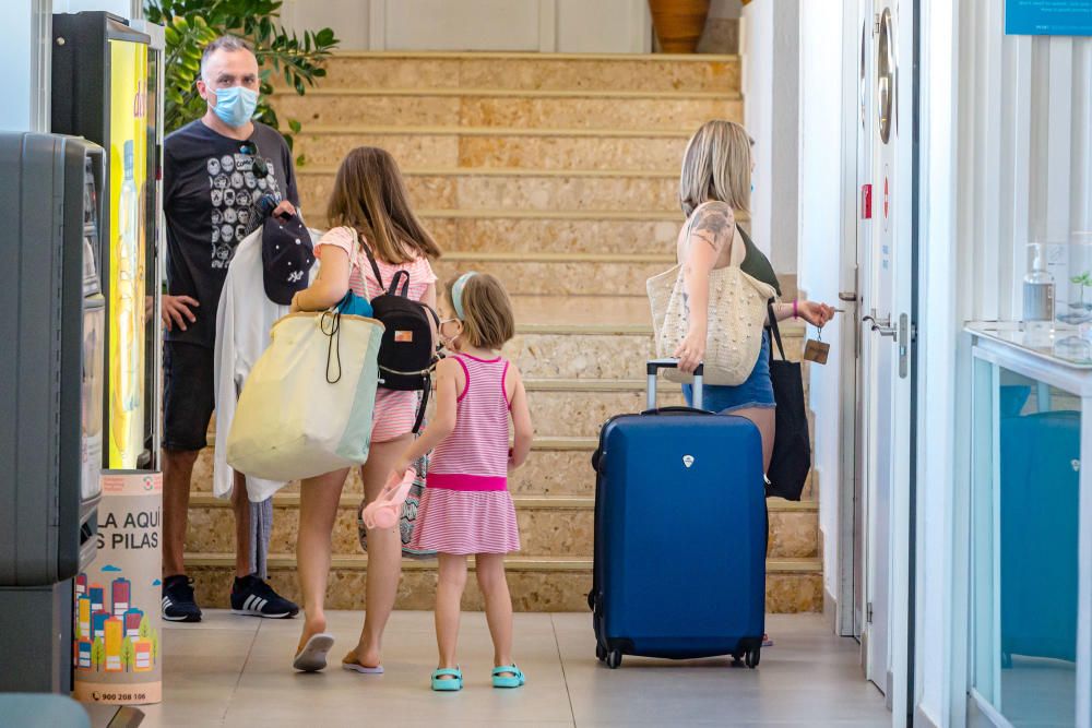 Benidorm realza las medidas tomadas en sus alojamientos y playas para promocionarse y lograr despertar la demanda de última hora